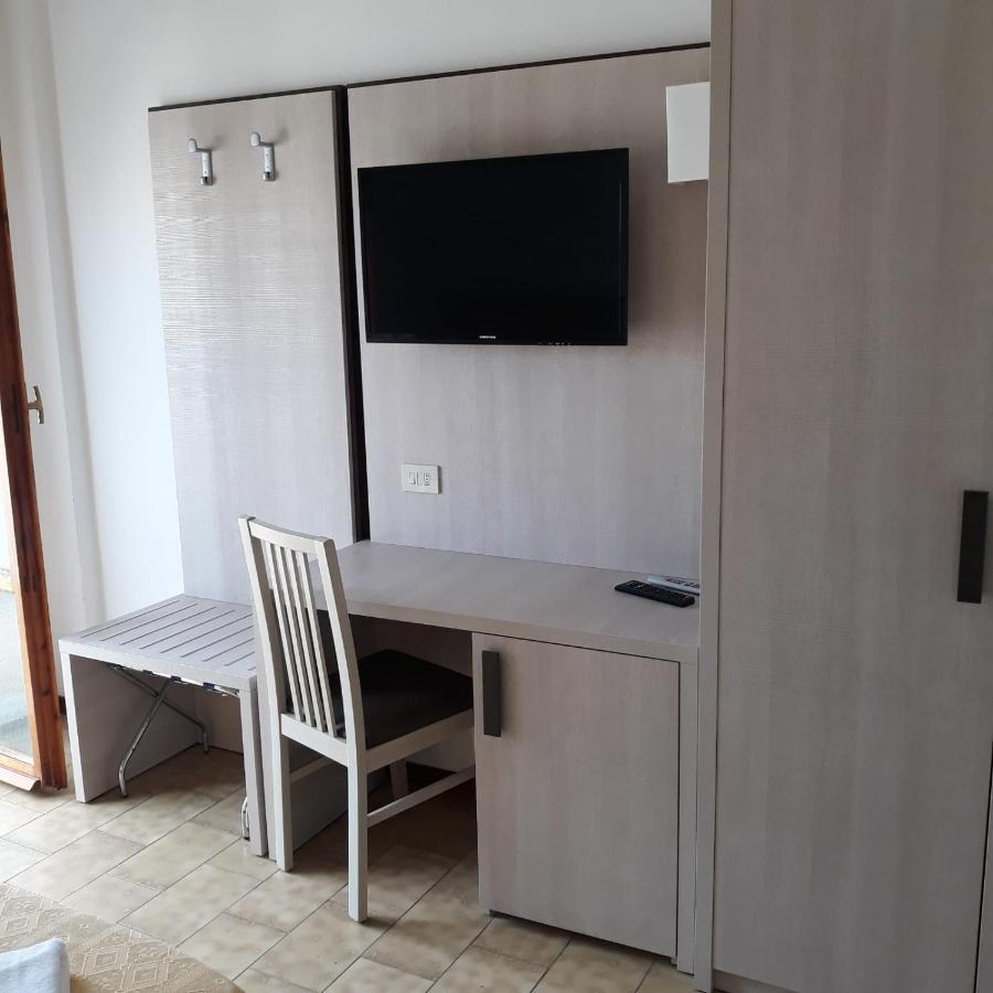 Hotel Caesar Pesaro Esterno foto