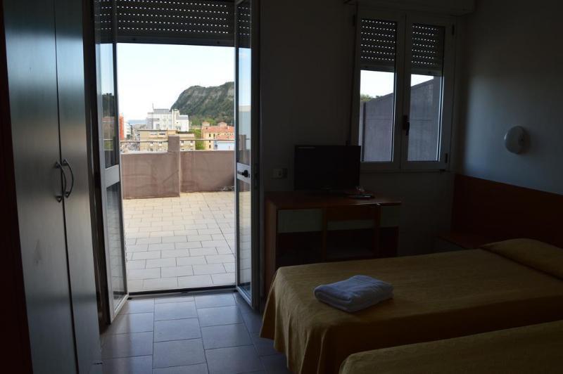 Hotel Caesar Pesaro Esterno foto