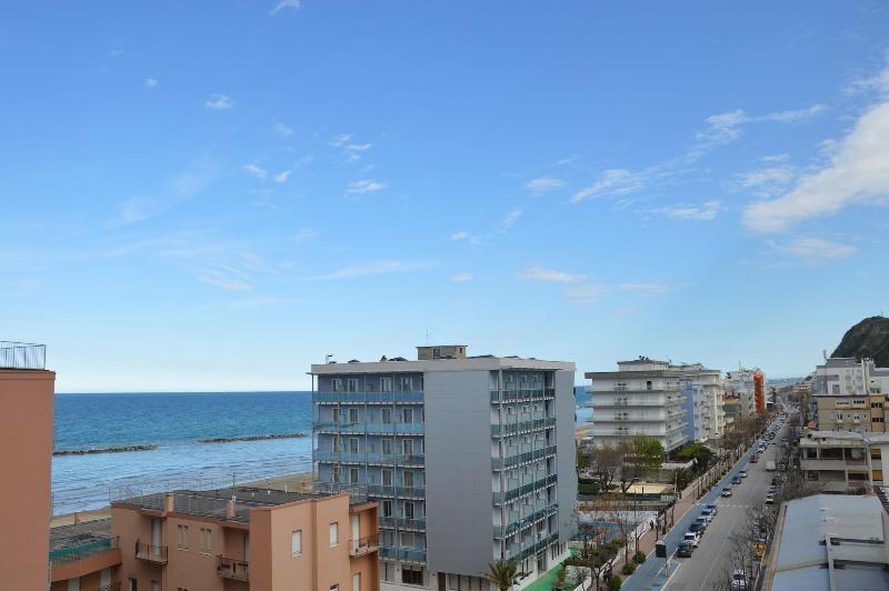 Hotel Caesar Pesaro Esterno foto