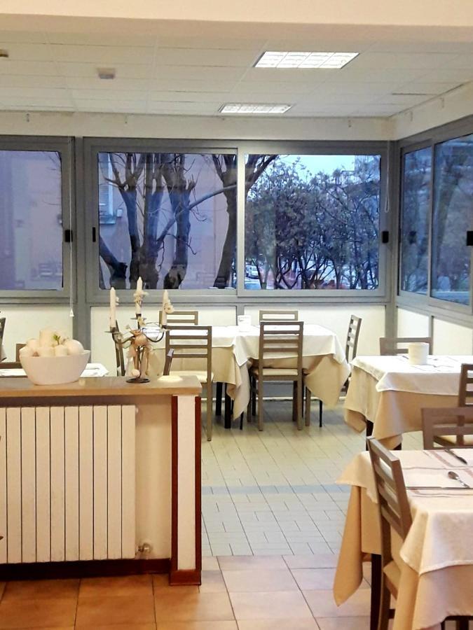 Hotel Caesar Pesaro Esterno foto