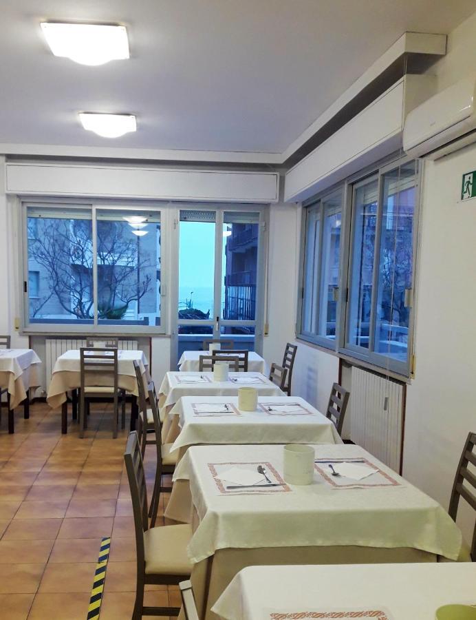 Hotel Caesar Pesaro Esterno foto