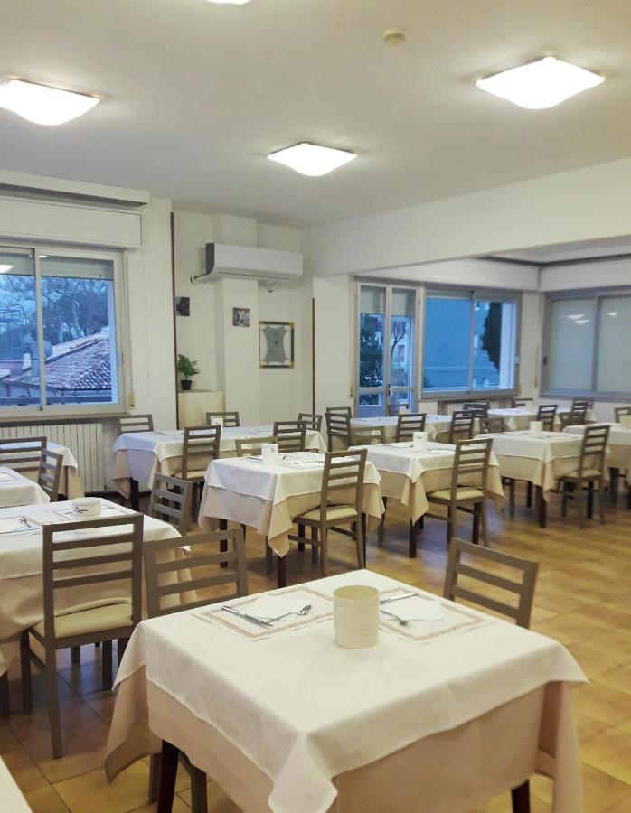 Hotel Caesar Pesaro Esterno foto