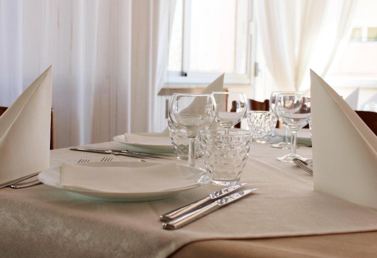 Hotel Caesar Pesaro Esterno foto