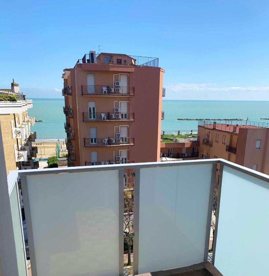 Hotel Caesar Pesaro Esterno foto