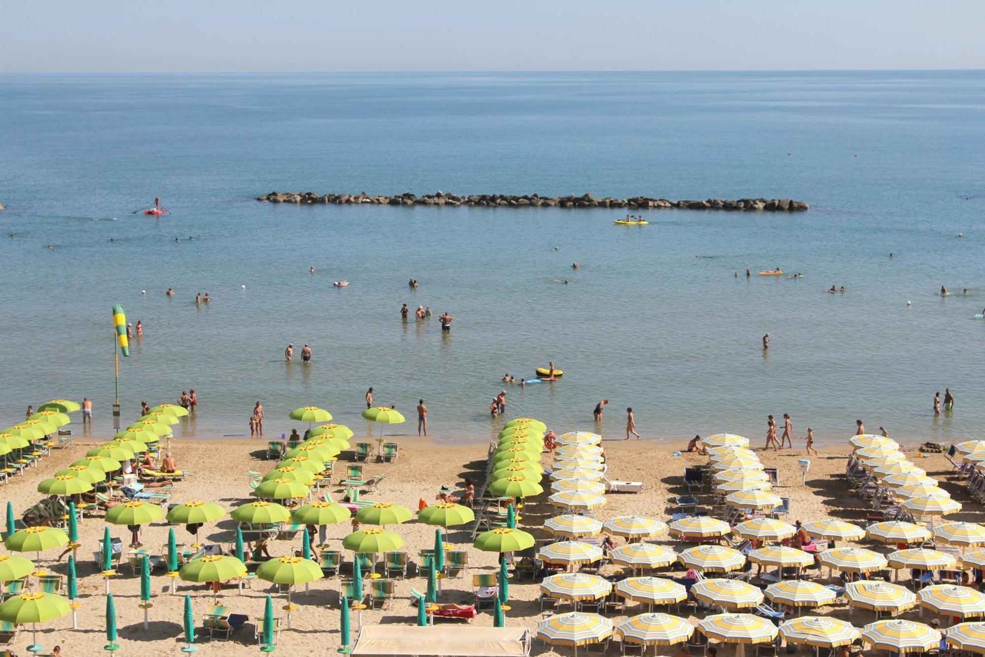 Hotel Caesar Pesaro Esterno foto