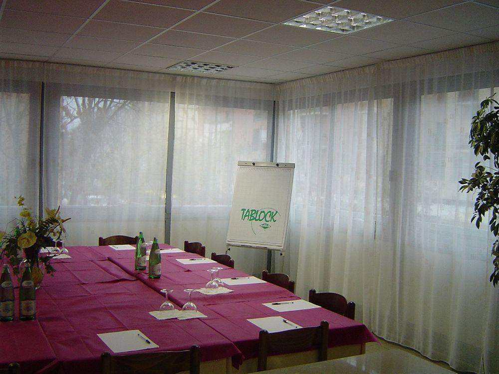 Hotel Caesar Pesaro Esterno foto