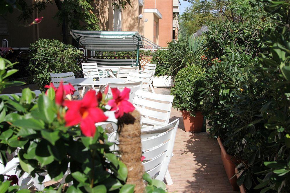 Hotel Caesar Pesaro Esterno foto