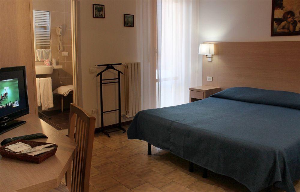 Hotel Caesar Pesaro Esterno foto