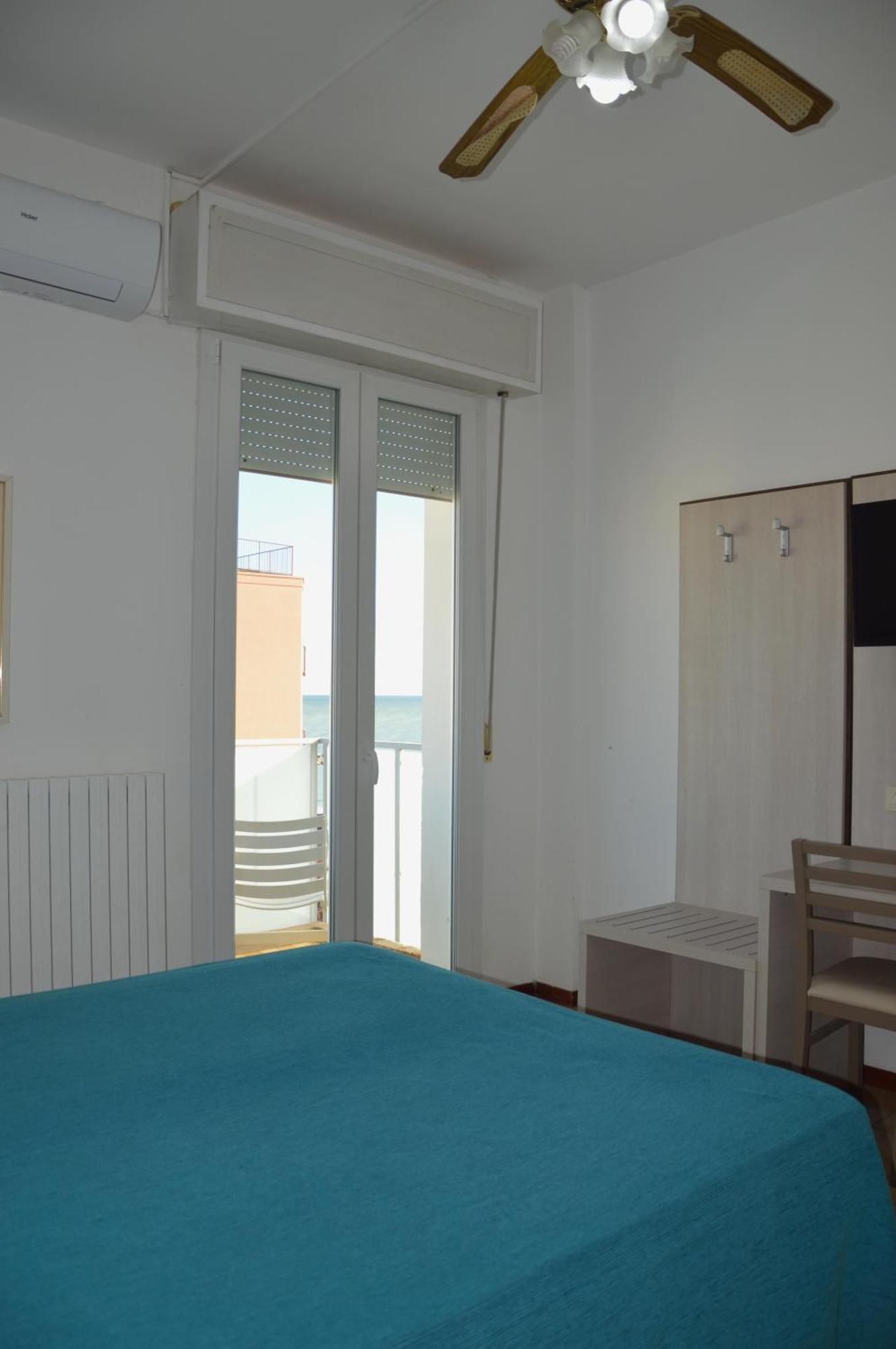 Hotel Caesar Pesaro Esterno foto