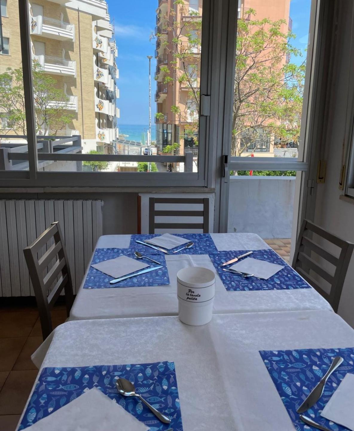 Hotel Caesar Pesaro Esterno foto