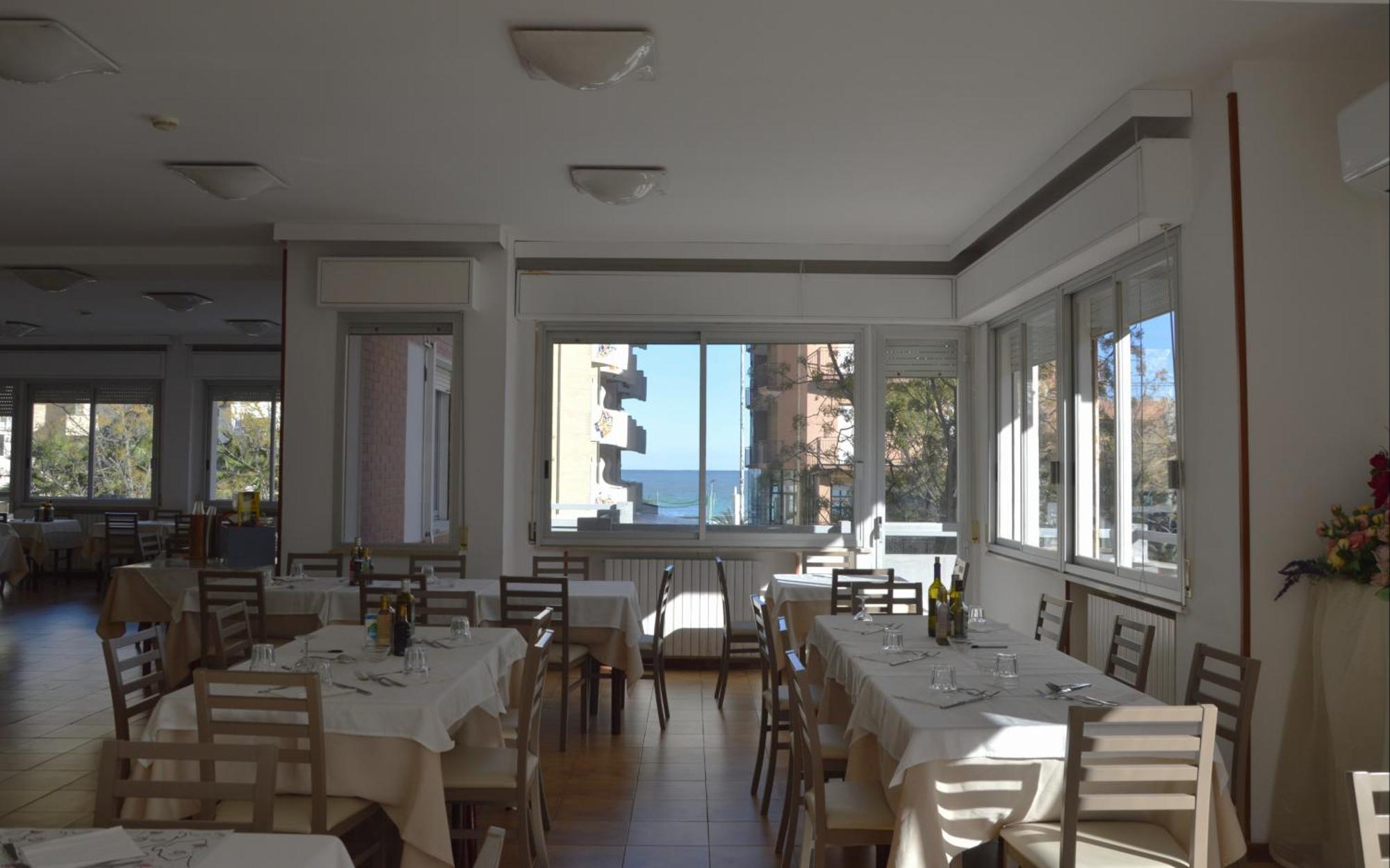 Hotel Caesar Pesaro Esterno foto