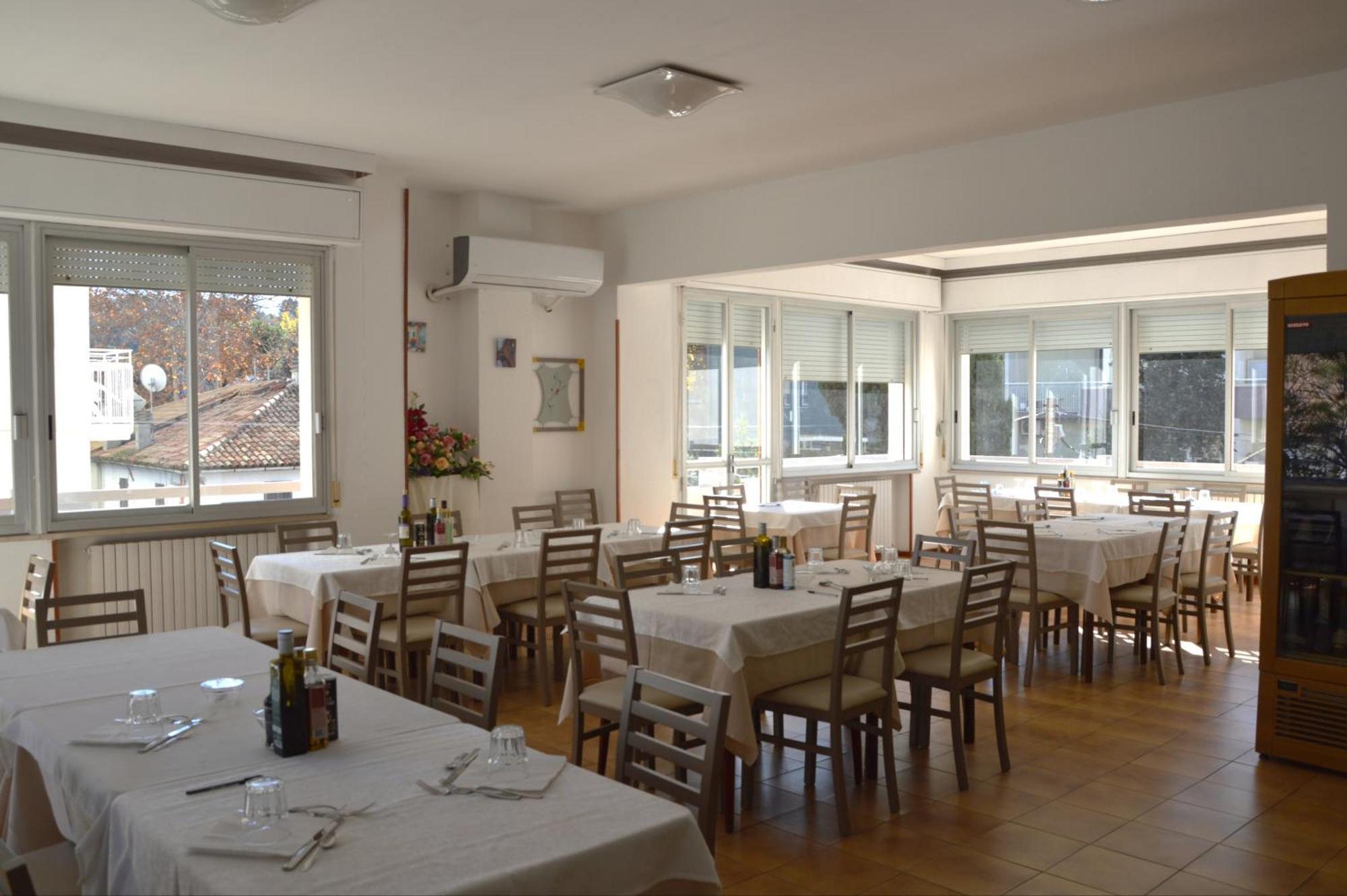 Hotel Caesar Pesaro Esterno foto