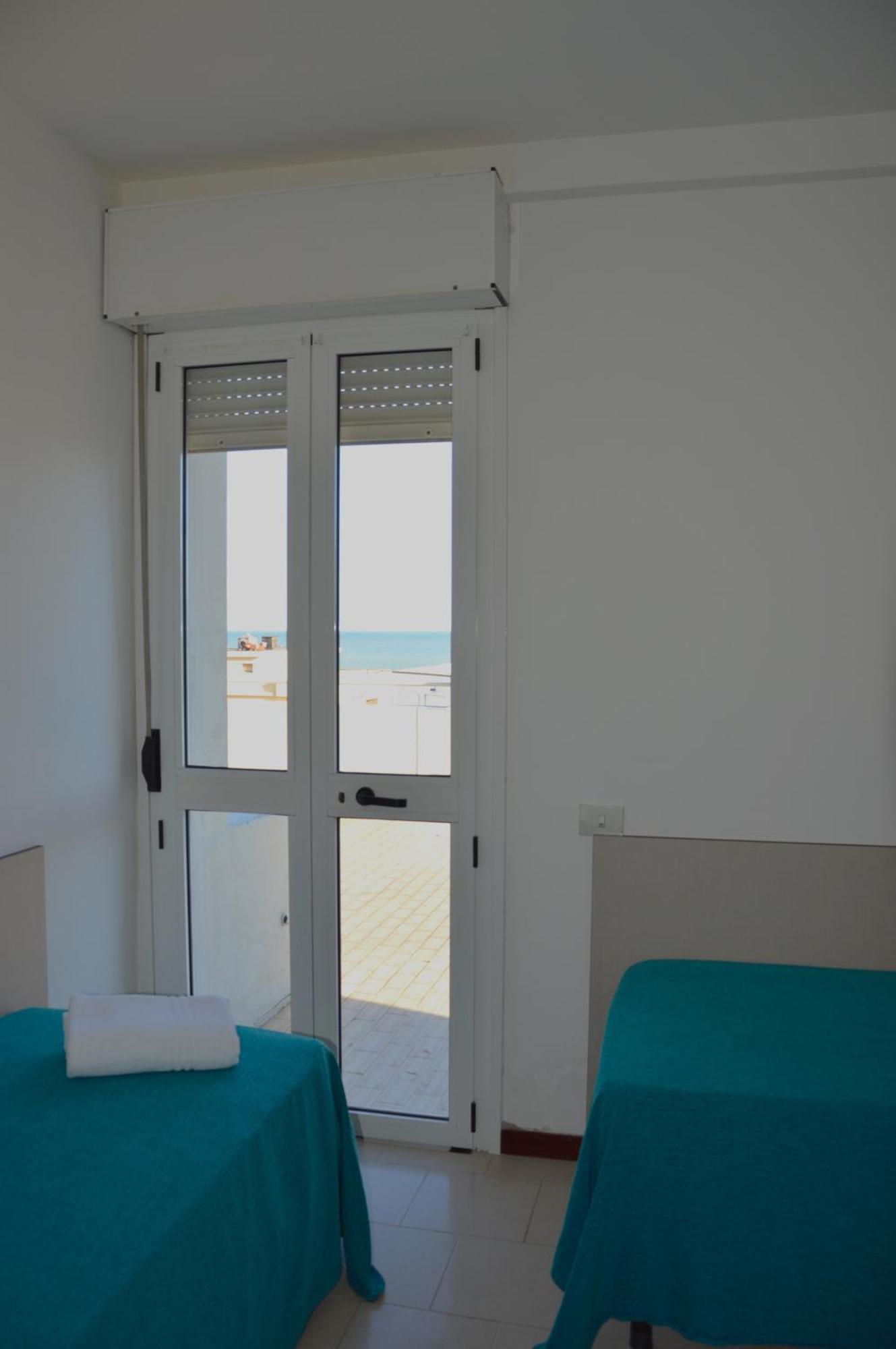Hotel Caesar Pesaro Esterno foto