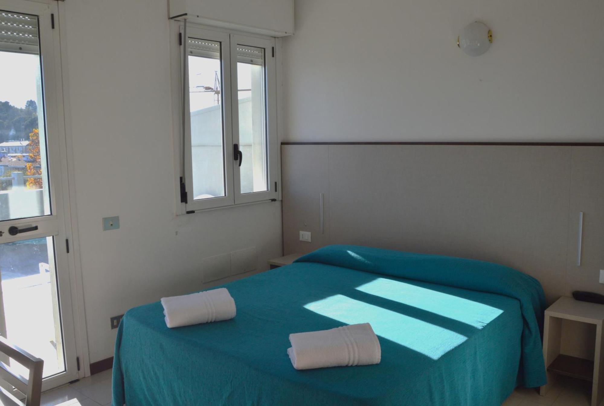 Hotel Caesar Pesaro Esterno foto