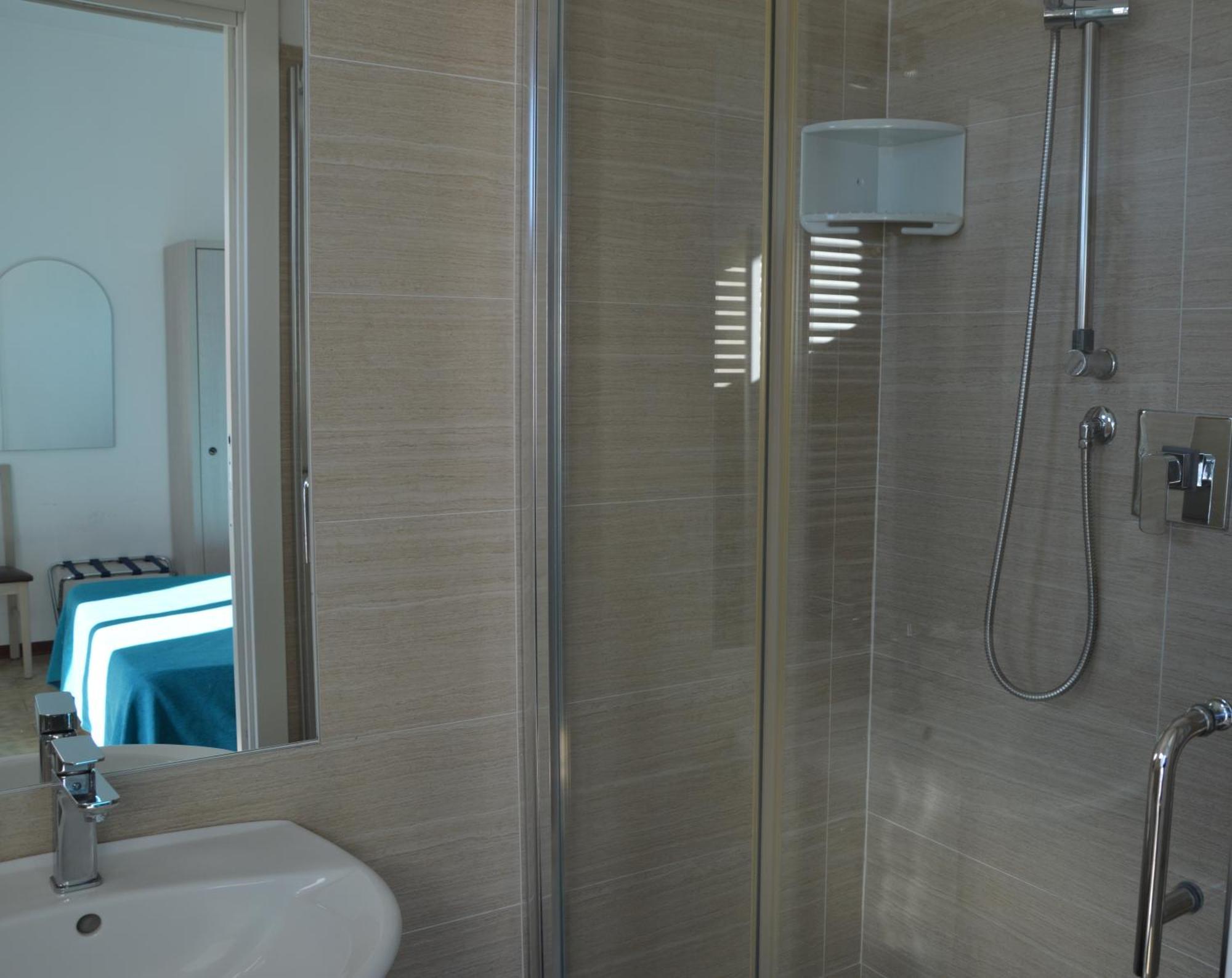 Hotel Caesar Pesaro Esterno foto