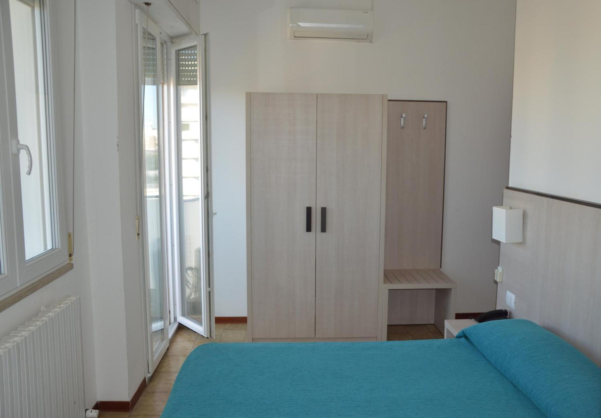 Hotel Caesar Pesaro Esterno foto