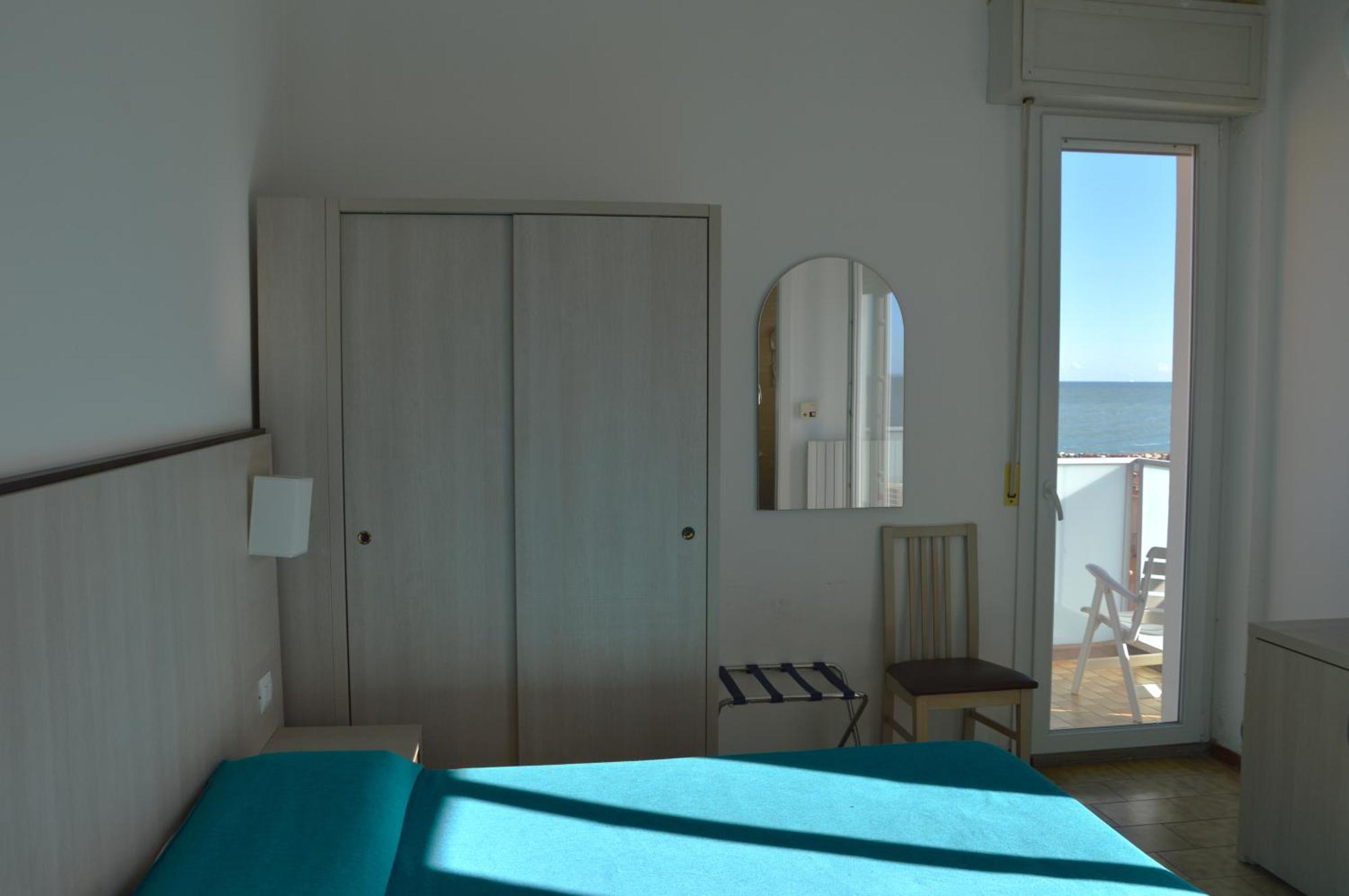 Hotel Caesar Pesaro Esterno foto