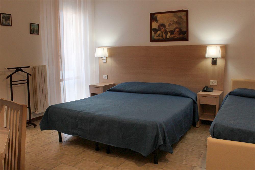 Hotel Caesar Pesaro Esterno foto