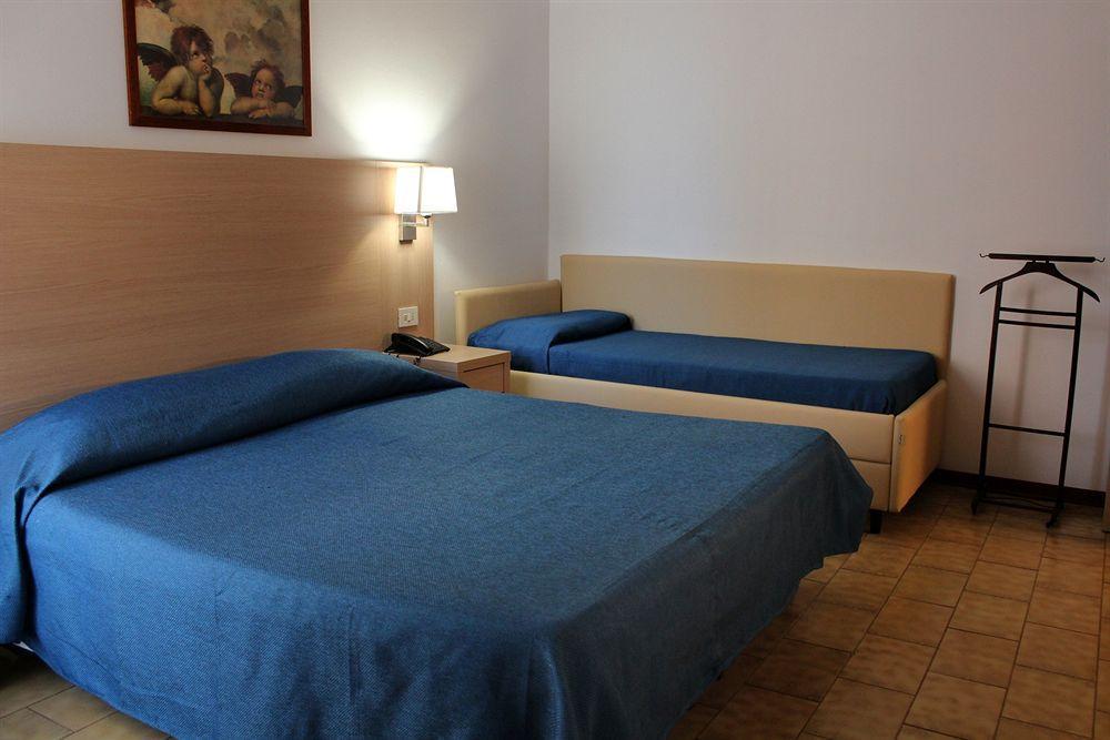 Hotel Caesar Pesaro Esterno foto