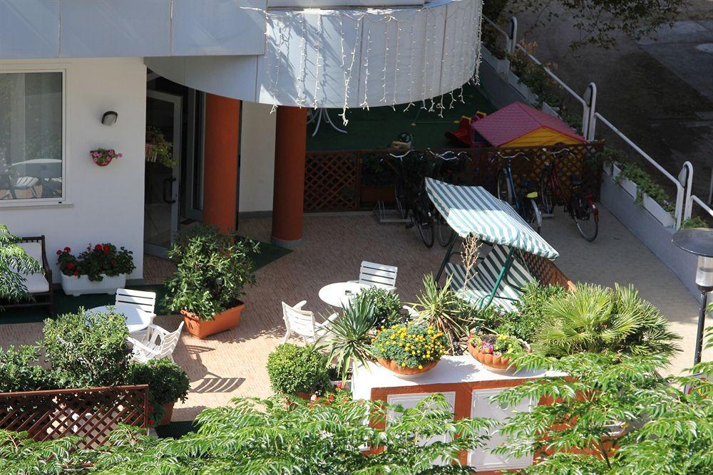 Hotel Caesar Pesaro Esterno foto
