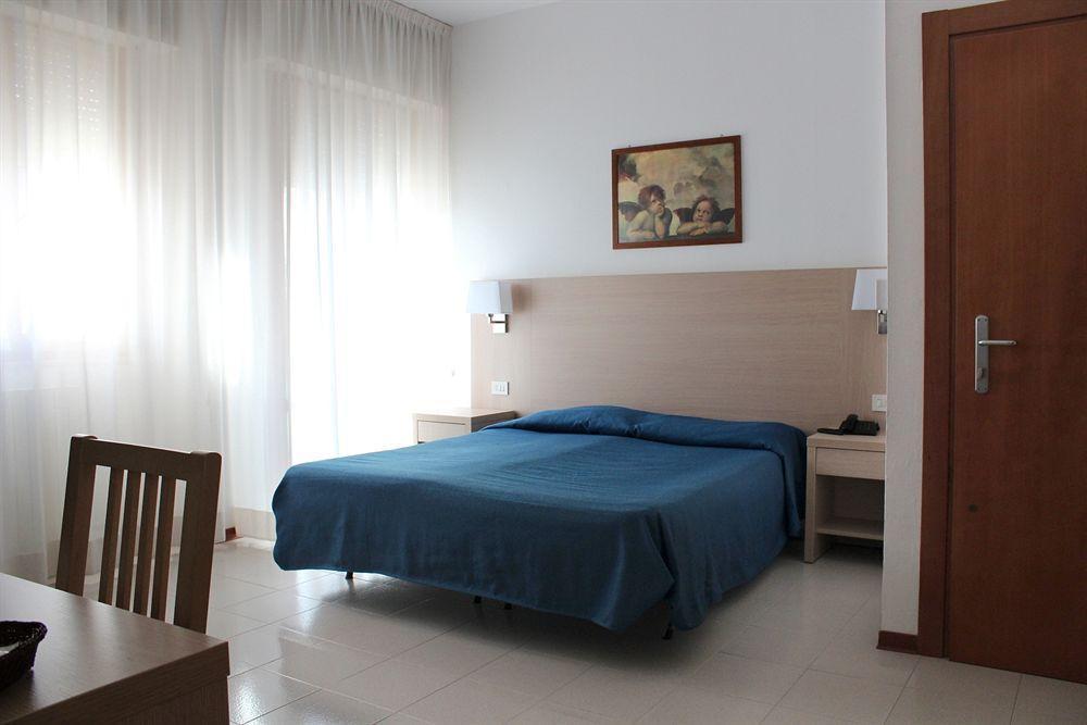 Hotel Caesar Pesaro Esterno foto