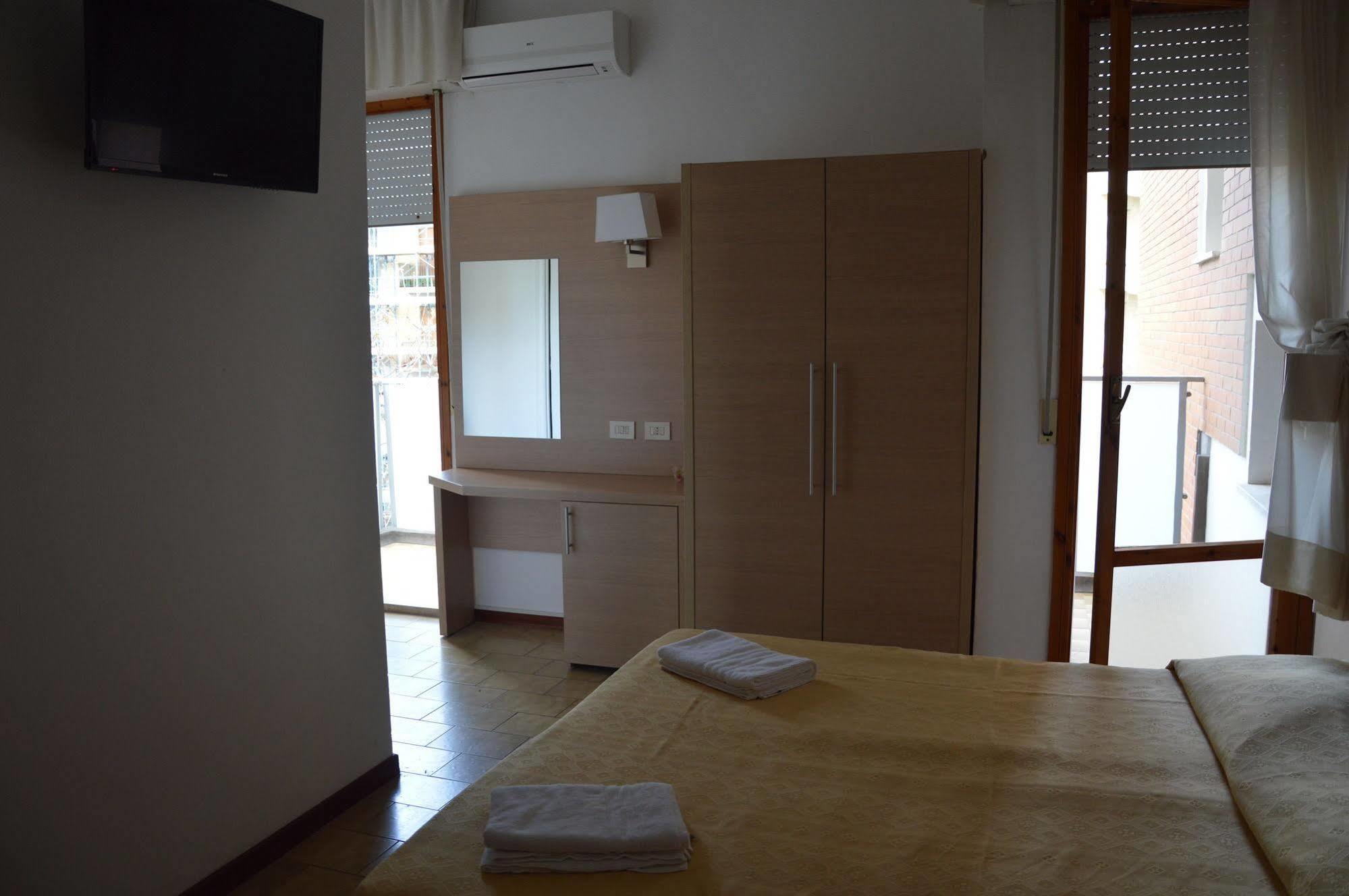 Hotel Caesar Pesaro Esterno foto