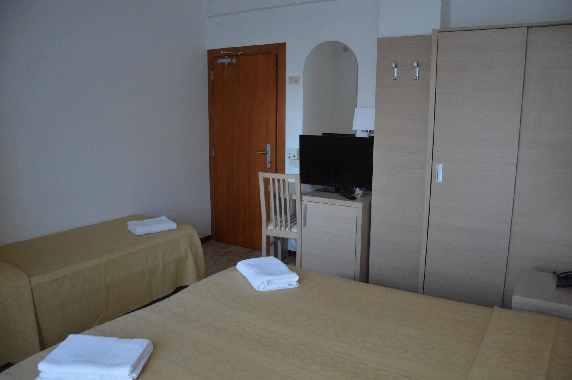 Hotel Caesar Pesaro Esterno foto