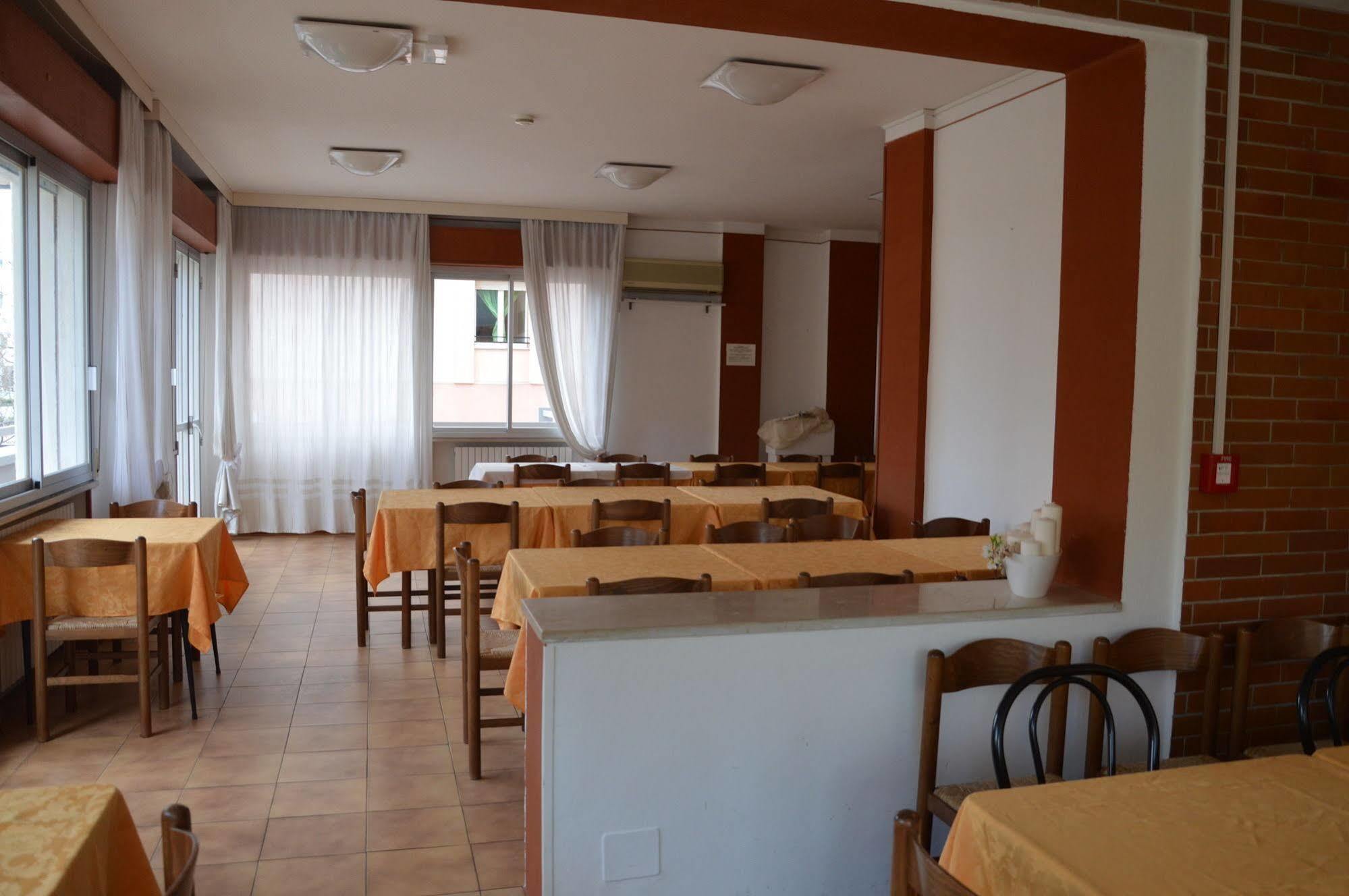 Hotel Caesar Pesaro Esterno foto