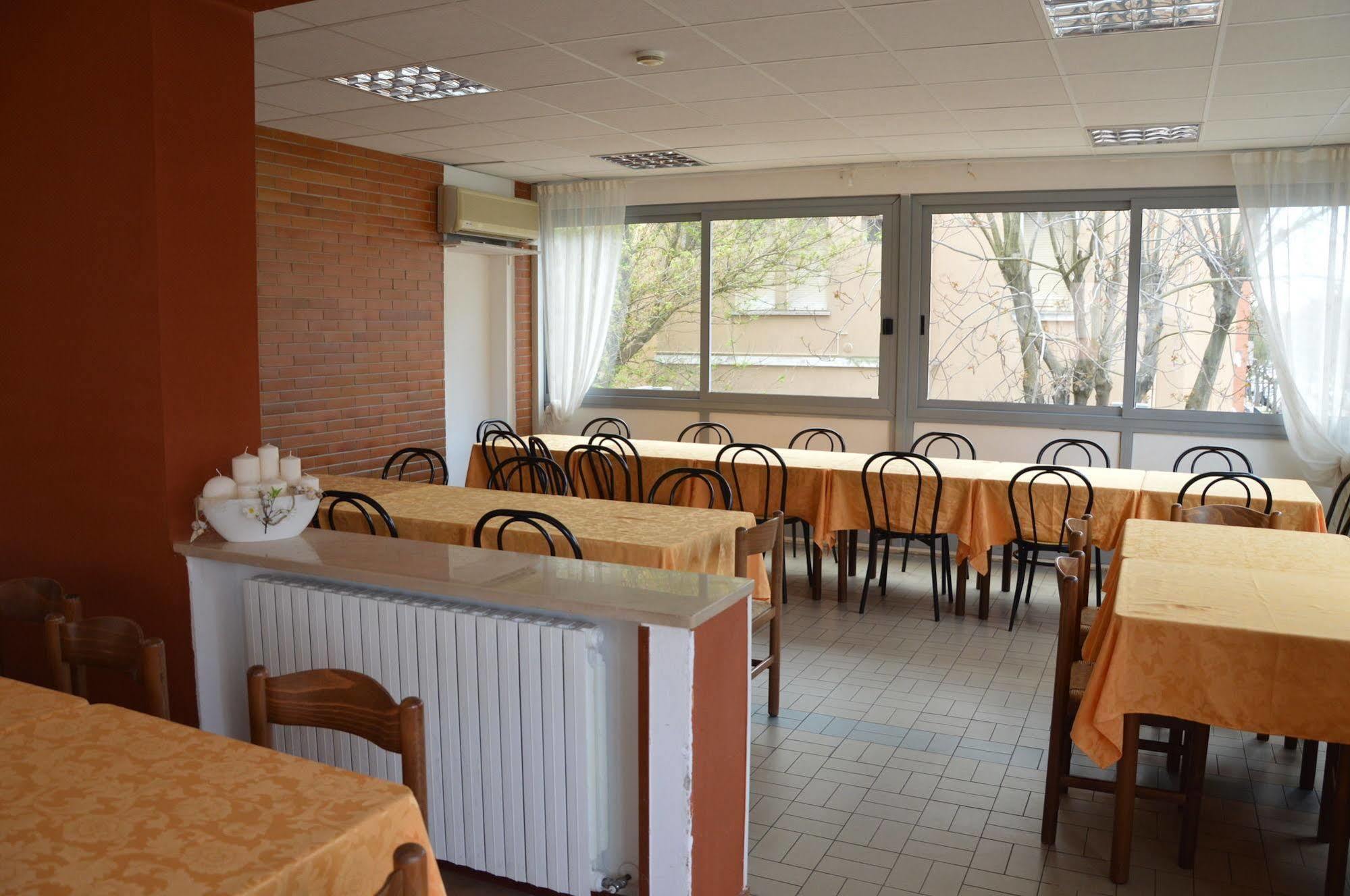 Hotel Caesar Pesaro Esterno foto