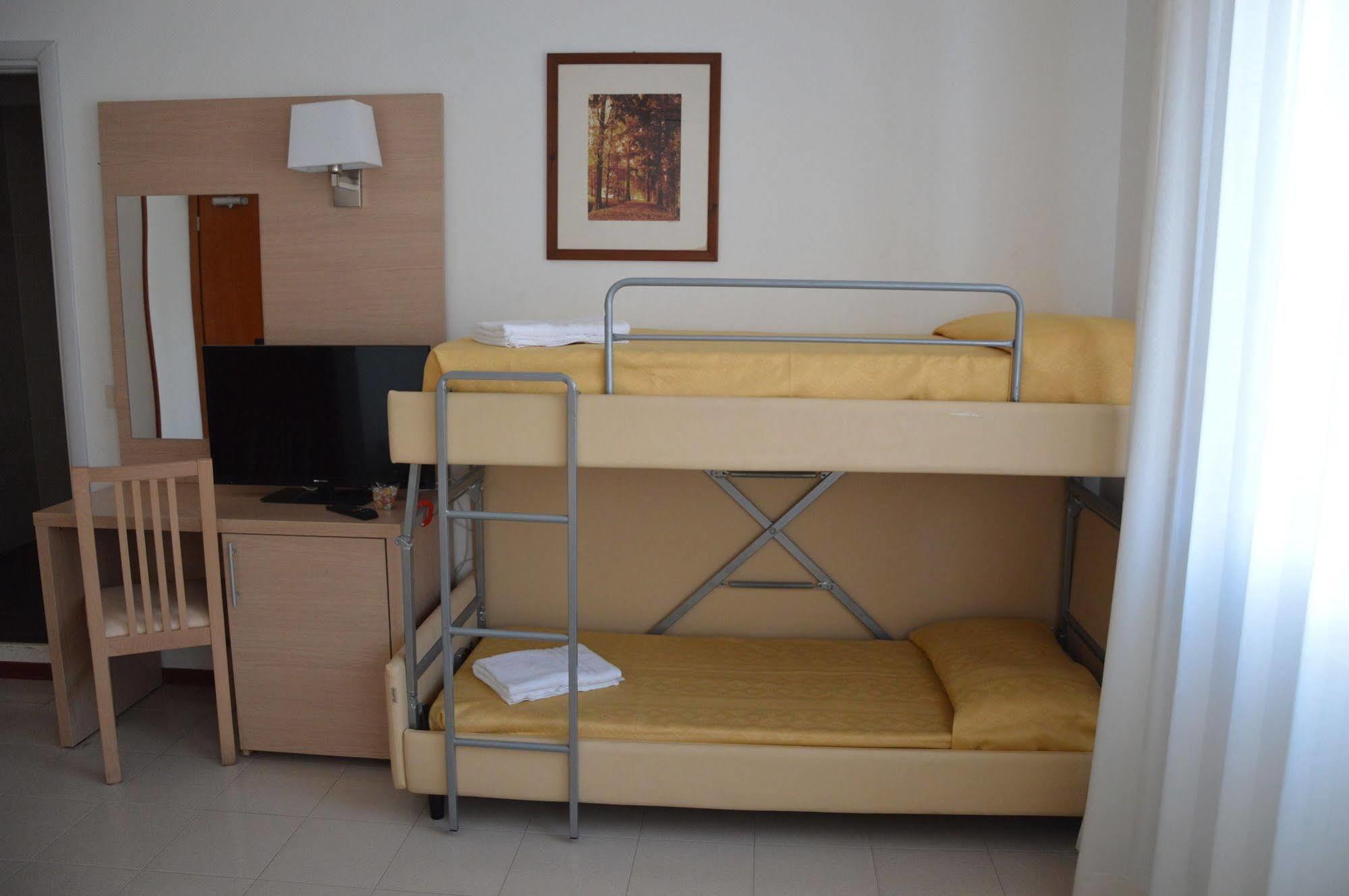 Hotel Caesar Pesaro Esterno foto