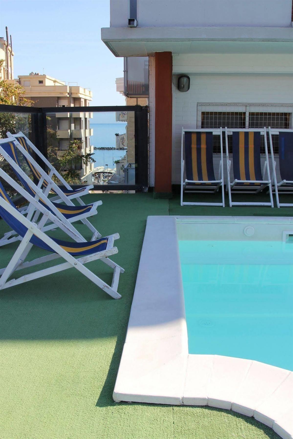 Hotel Caesar Pesaro Esterno foto