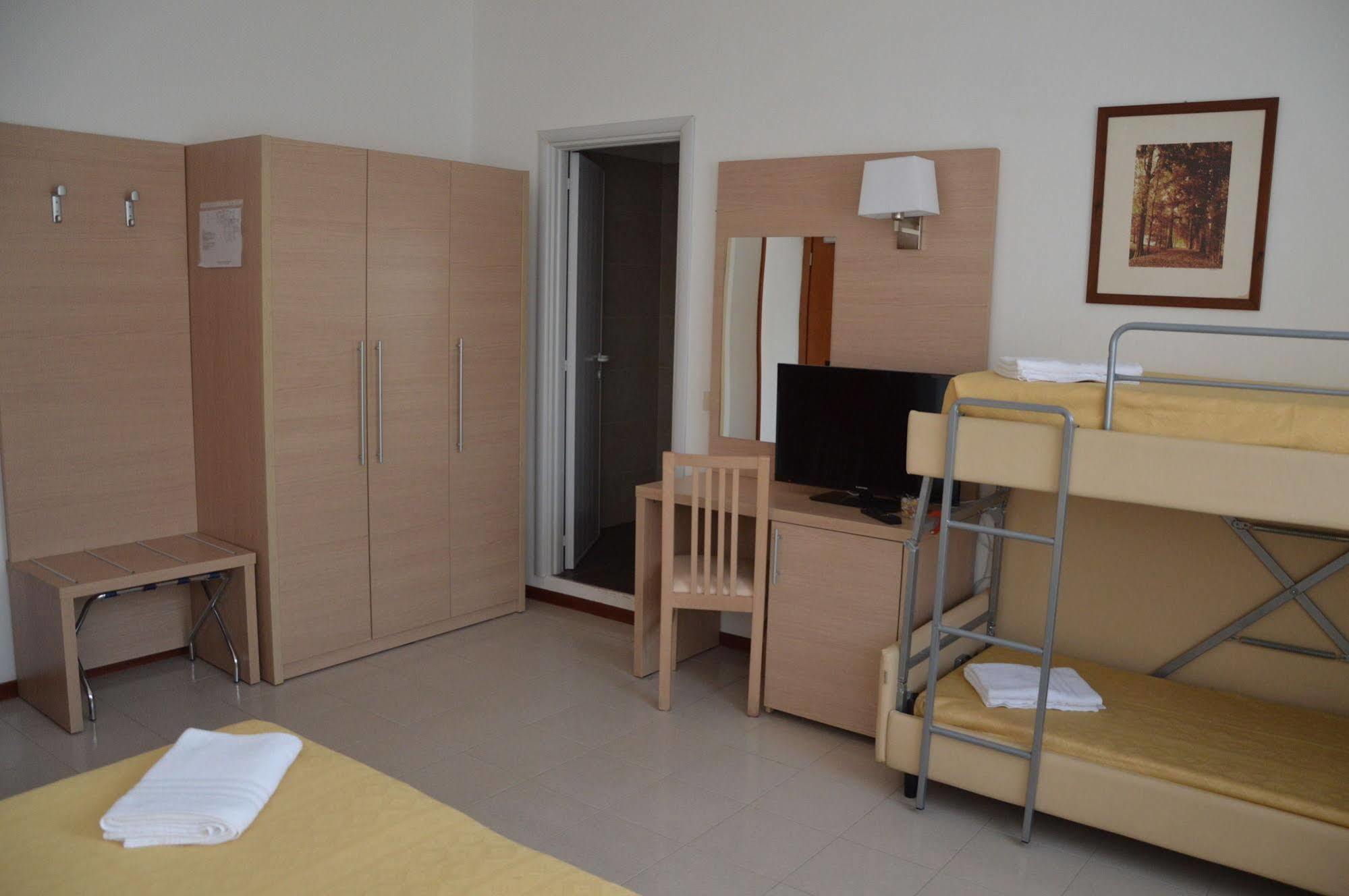 Hotel Caesar Pesaro Esterno foto