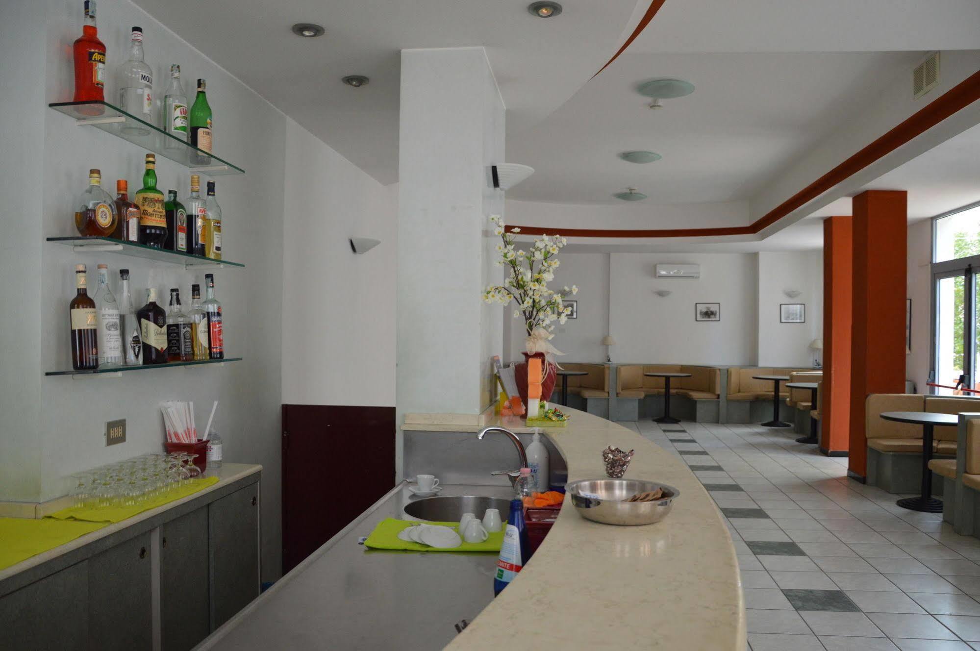 Hotel Caesar Pesaro Esterno foto